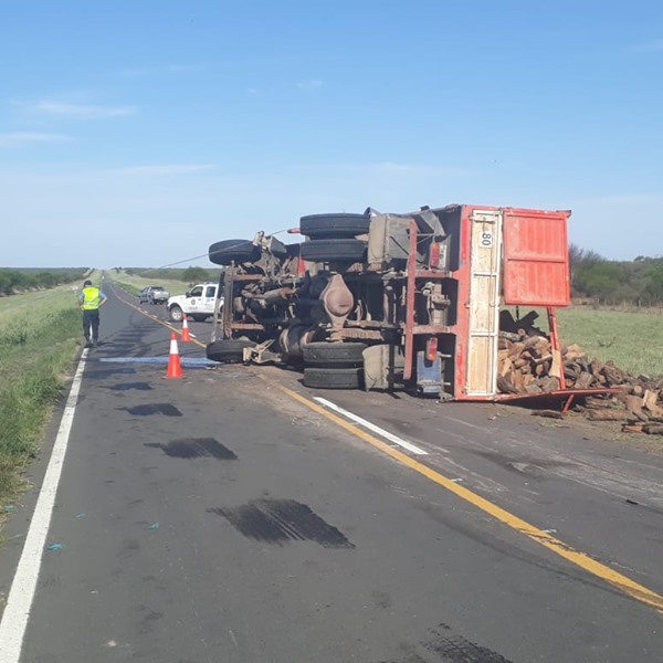 Vuelco camion con leña 1