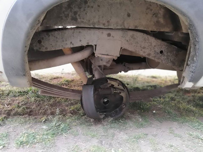 CAMIOMETA POLICIA SIN RUEDA 1