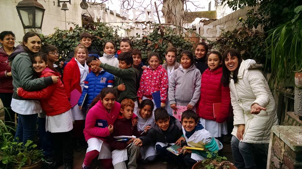 chicos en el patio del museo