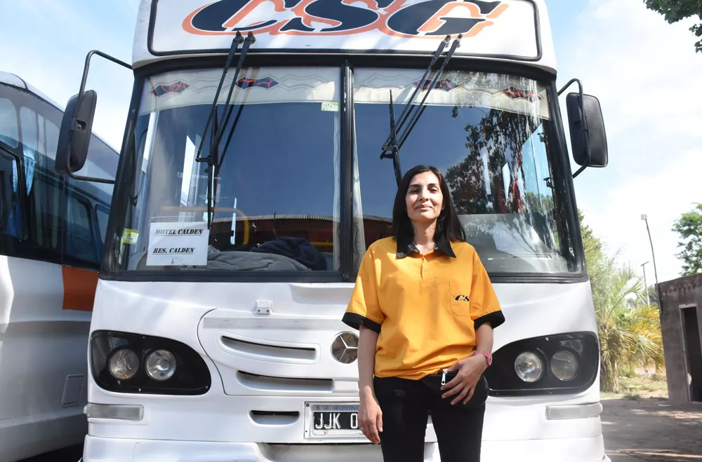 mujer transporte escolar