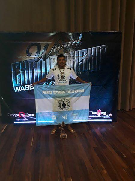 MATIAS ORTEGA CON BANDERA ARGENTINA