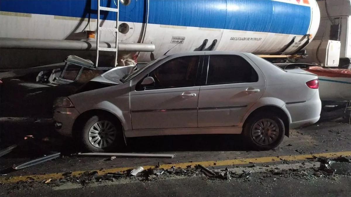 los-autos-terminaron-impactando-contra-el-camion-se-investigan-las-causas