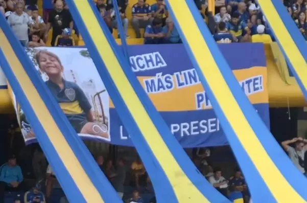 bandera Lucio en la Bombonera