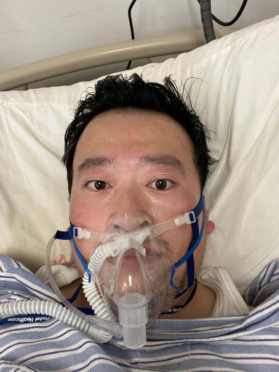 MEDICO CHINO CON CORONAVIRUS