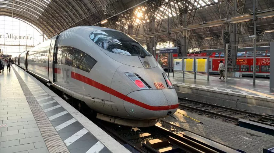 trenes-en-la-estacion-de-frankfurt-alemania-20220601-1365358
