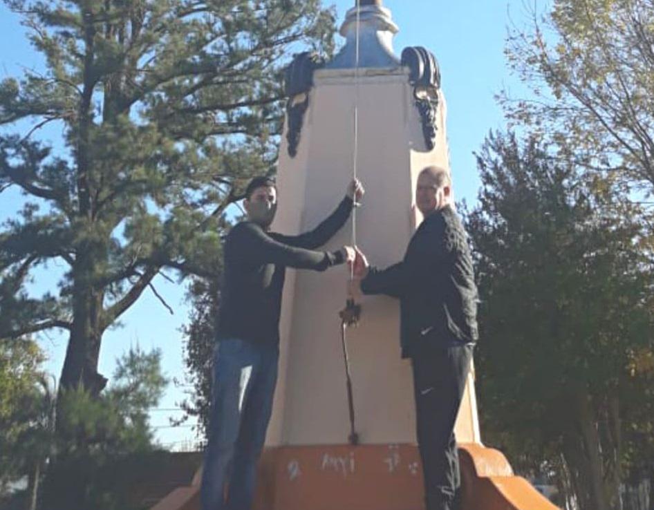 carlos arias con hernan viano ex tripulante del crucero belgrano