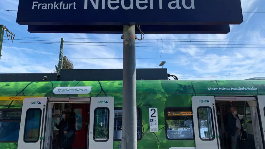 trenes-en-la-estacion-de-frankfurt-alemania-20220601-1365361