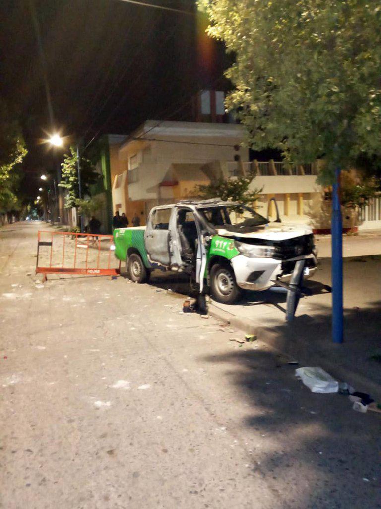 CAMIONETA POLICÍA QUEMADA