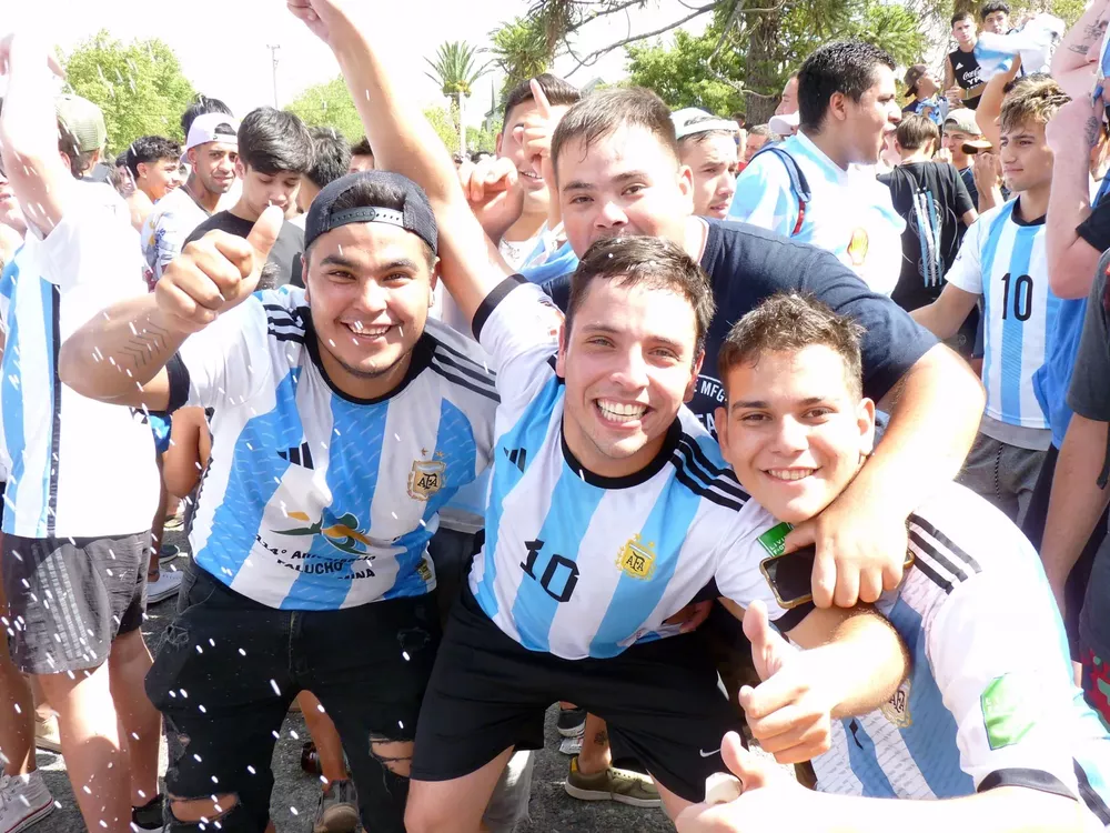 festejos argentina campeon mundial 75 (FILEminimizer)