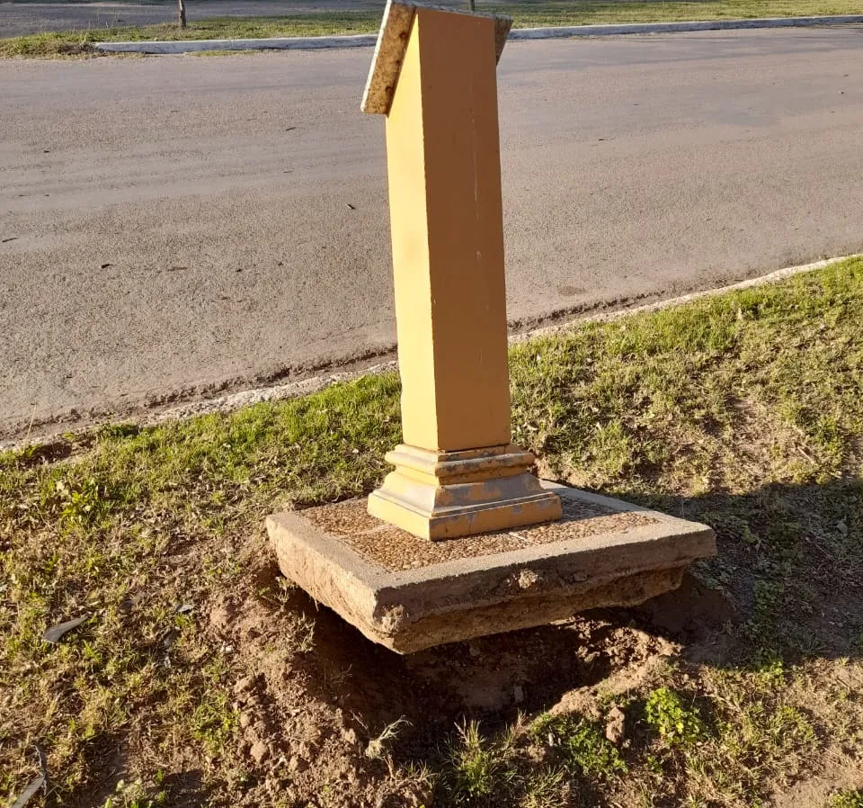 MONOLITO ESCUELA 30 2