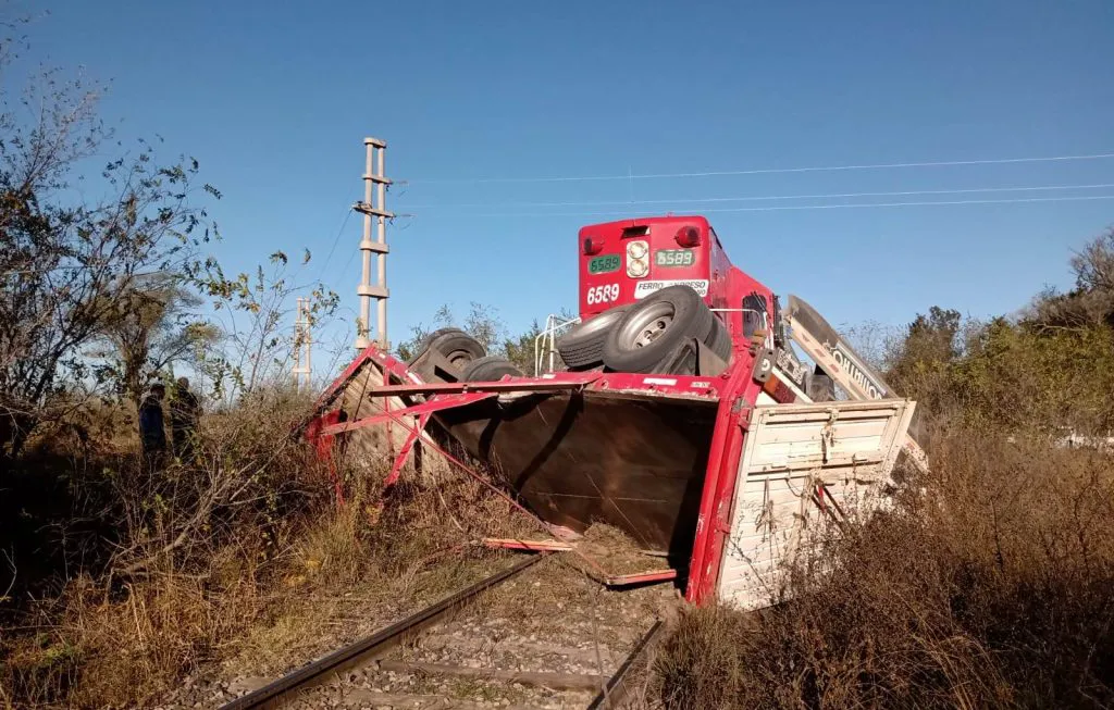 Choque tren camión quemu 1