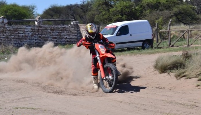 43374886_318328048953804_2975917727694192640_n-700x587