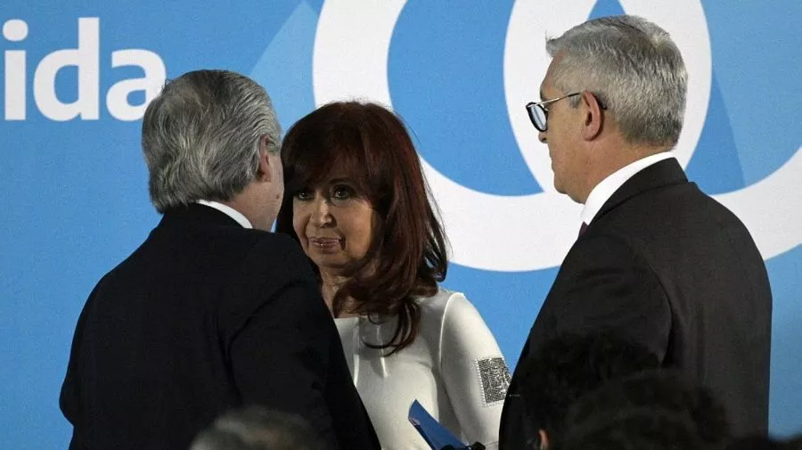 las-fotos-que-dejo-el-acto-que-volvio-a-mostrar-en-publico-a-alberto-fernandez-y-cristina-kirchner-luego-de-la-carta-que-derivo-en-el-cambio-de-gabinete-1237928