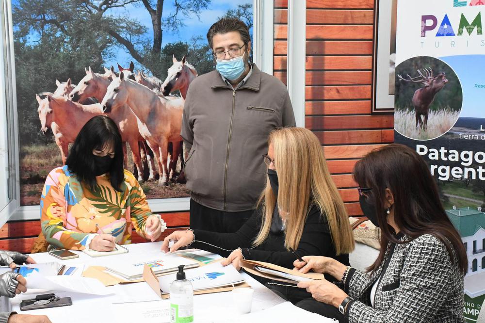 435476_resize-of-gus_4864