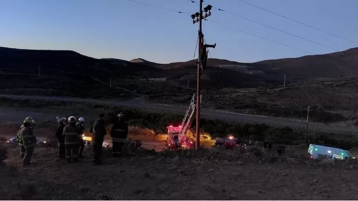rescate-hombre-colgado-poste-de-luz2-full-728x410