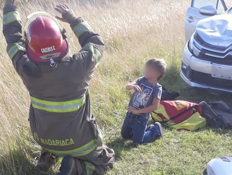 BOMBERO CON NIÑO 1