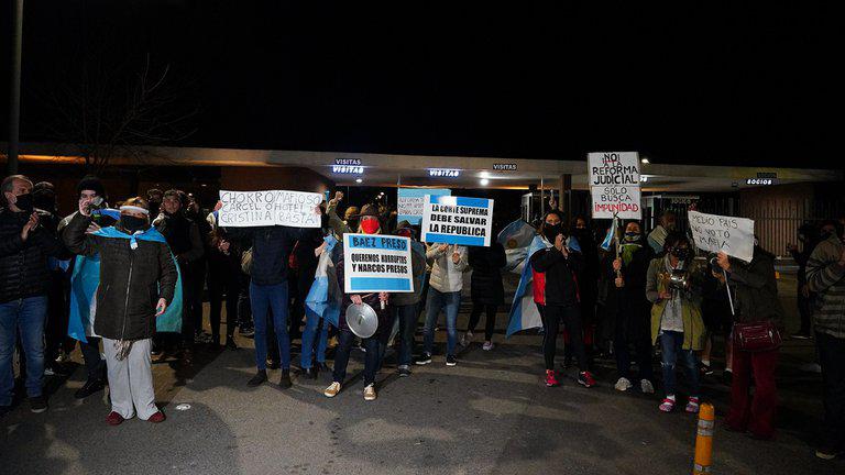 RYFLCHVONVERNJIS5ZGWA3OIMY