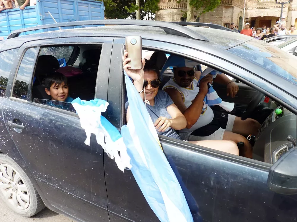 festejos argentina campeon mundial 90 (FILEminimizer)