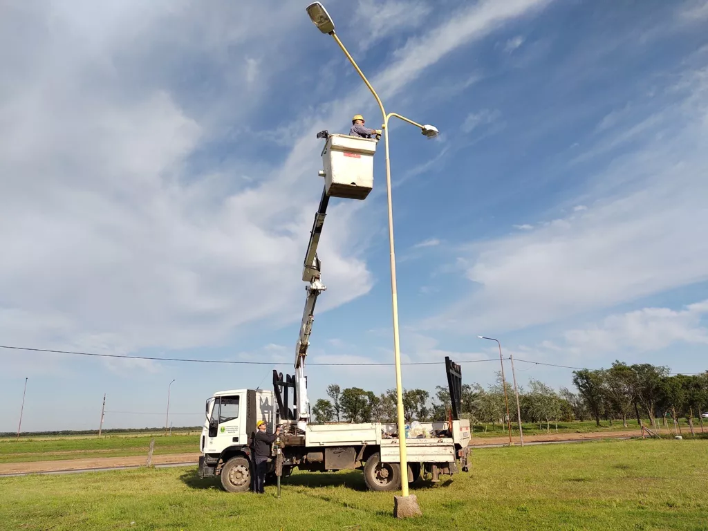 cooperativa electrica pintando columnas