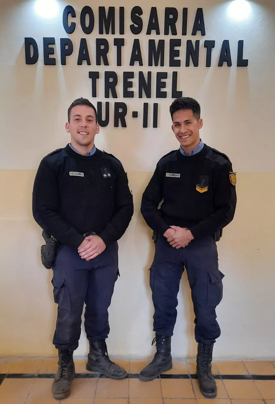 oficial Inspector Joaquín Minaglia junto al cabo Enzo Contreras