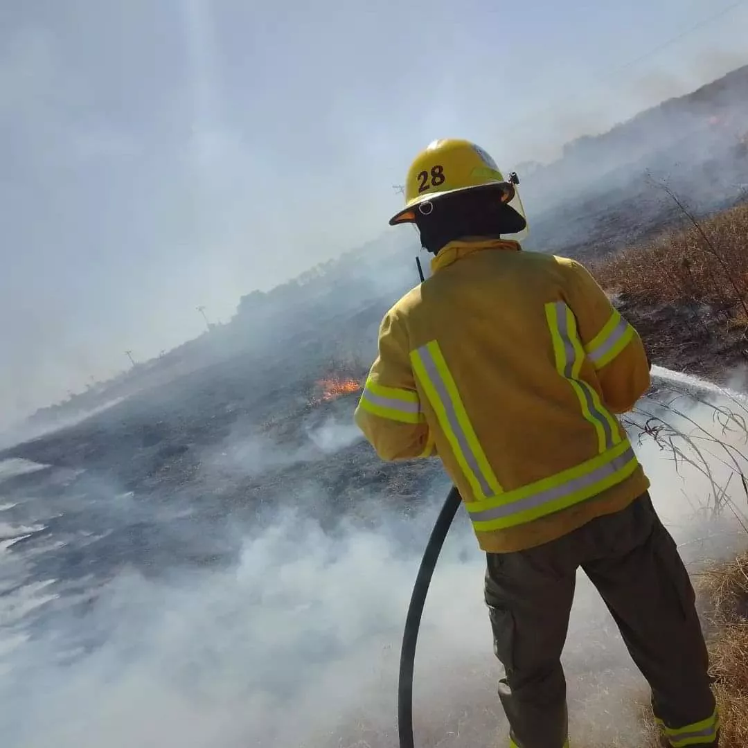 bombero alta italia fuego