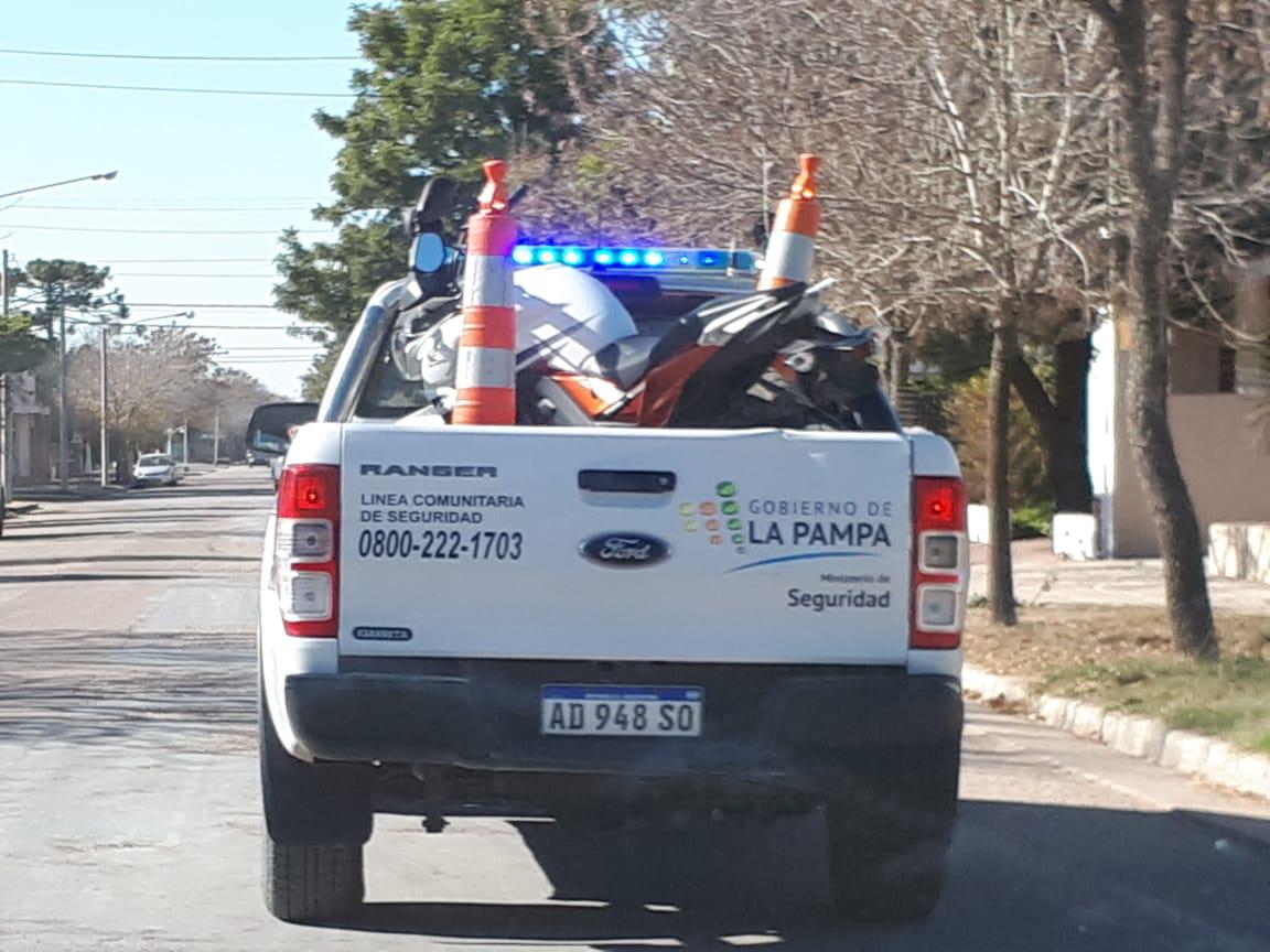 patrulla llevando moto 