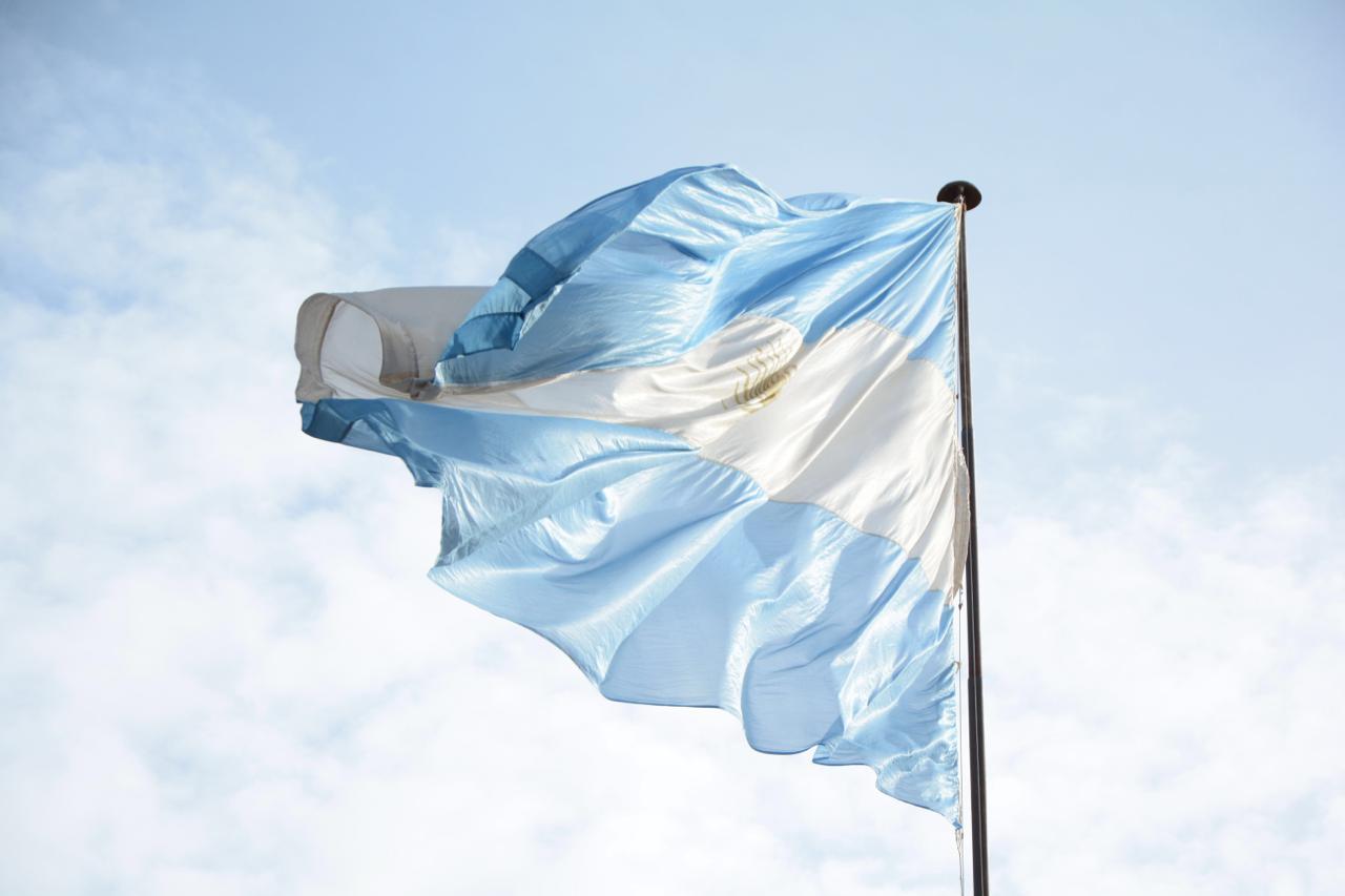 Bandera flameando Ph Natalia Acosta pa InfoTec