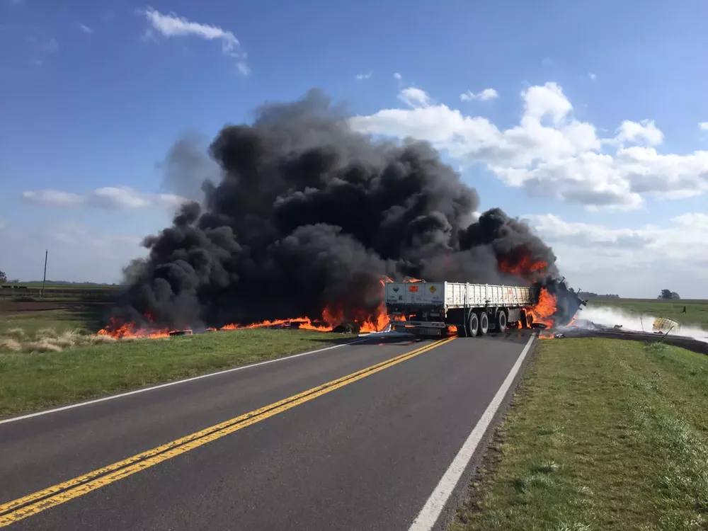 choque-de-camiones-e-incendio-en-ruta-205-07ad334f-57de-4163-8b91-c0b3c8d0e36f (1)
