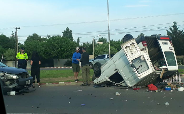 CHOQUE Y VUELCO EN LA PERON 2