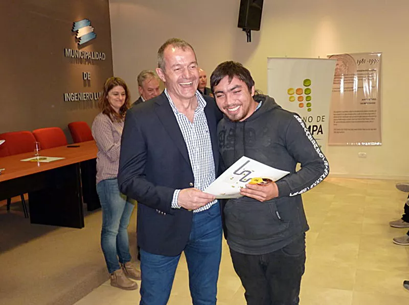 zanoli entregando documentación