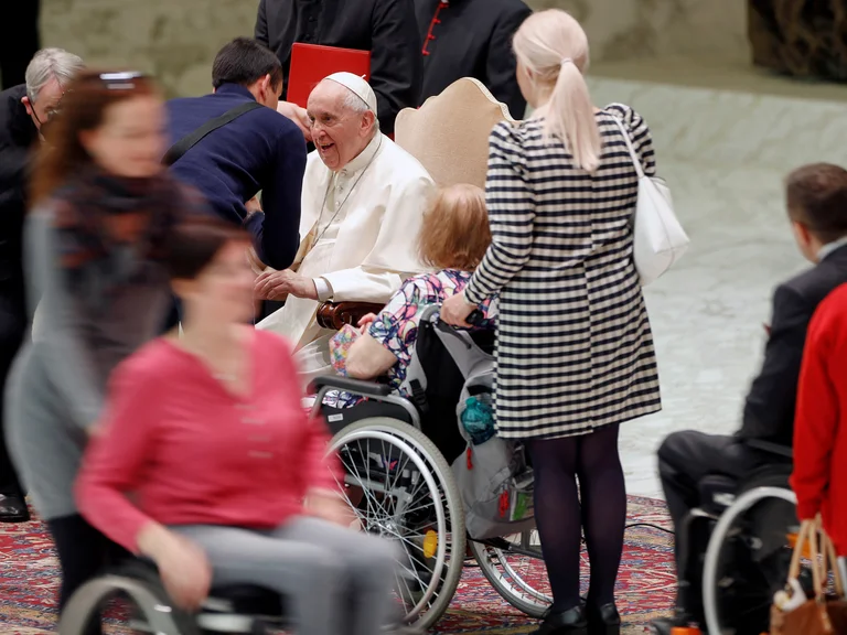 Papa Francisco sentado 2