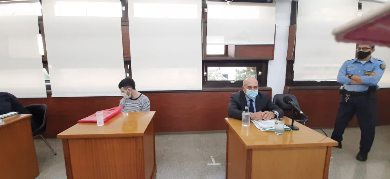 Imputado Emanuel Velazquez y defensor Alejandro Caram