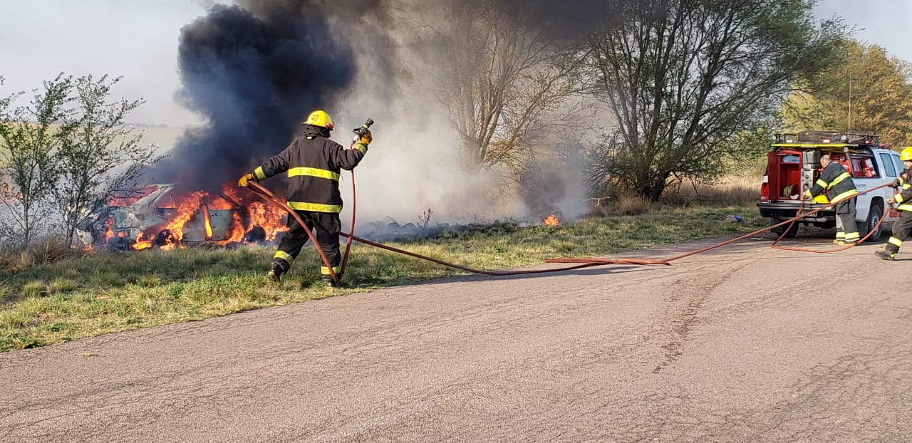 INCENDIO AUTO ENTRE CASTEX Y CONHELO