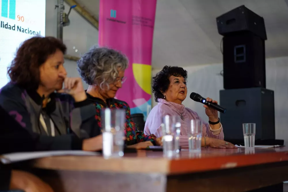 La historiadora y feminista Dora Barrancos disertó en la primera mesa de debate sobre 'La desigualdad como origen de las violencias de género'.