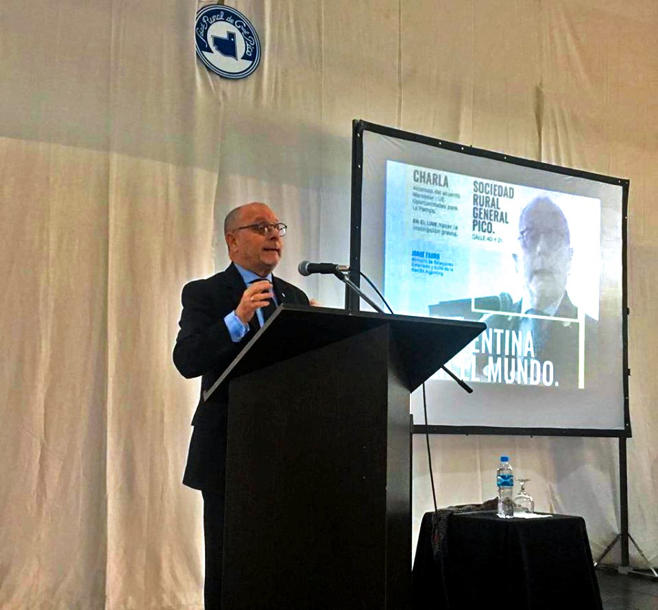 FUNCIONARIOS CON EL CANCIELLER 1