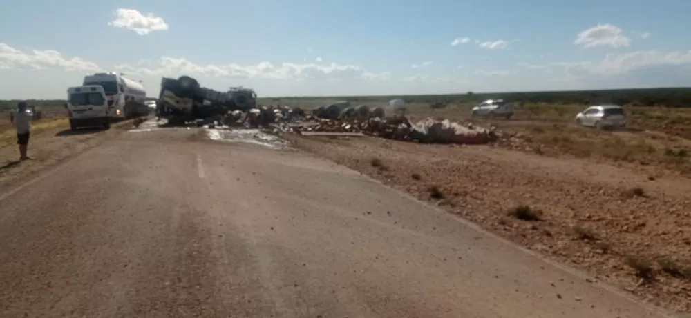 camión volcado ruta 20 1
