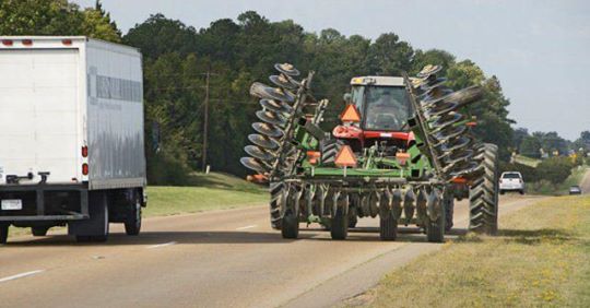 maquinaria agrícola transitando