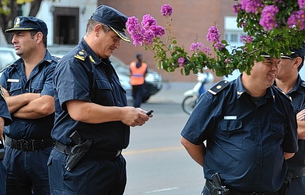 policia con celular