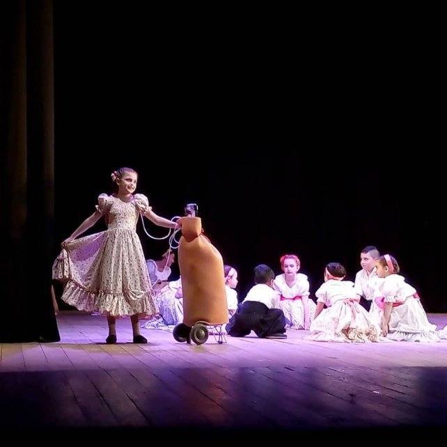 niña con mochila de oxigeno bailando