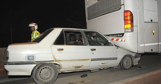 AUTO DEBAJO DE COLECTIVO