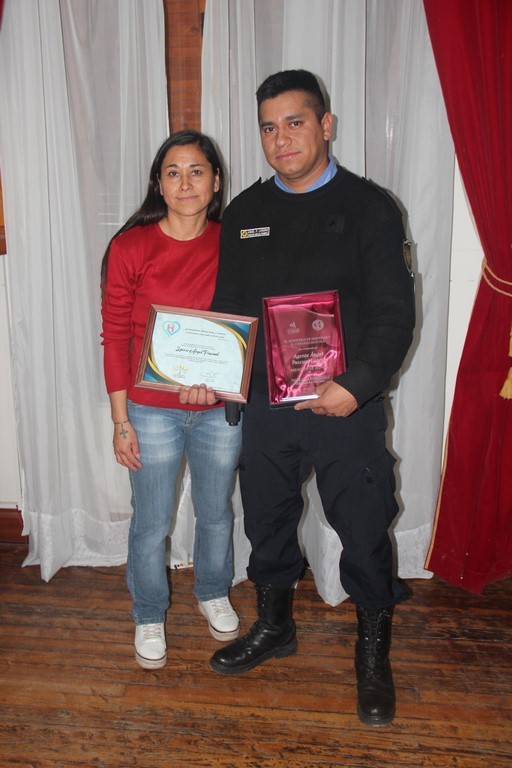 POLICIA HONESTO CON SU MADRE