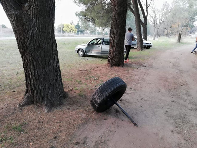 CAMIOMETA POLICIA SIN RUEDA 2