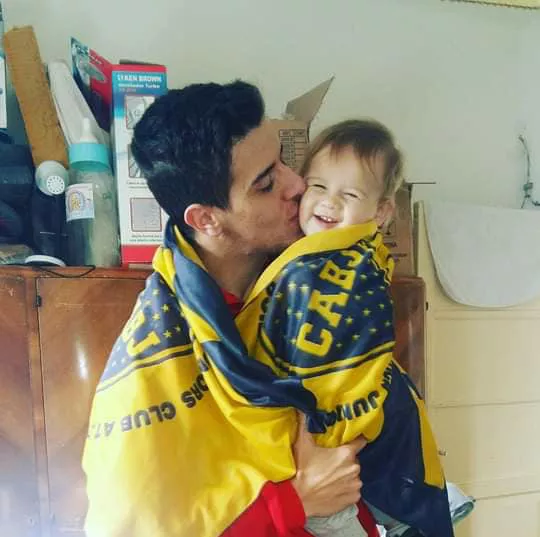 Lucio bebe con su papa