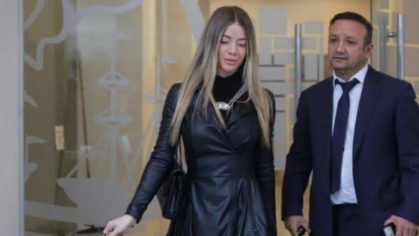 Candela Arizaga acompañada de su abogado, Roberto Herrera, en la puerta de la Fiscalía.