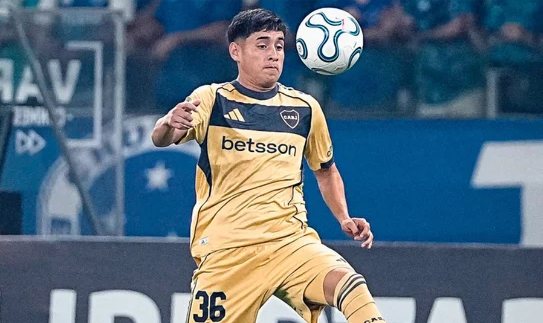 Tomás Aranda controla la pelota durante el partido entre Boca y Cruzeiro.