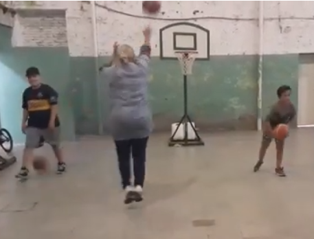 ROXANA JUGANDO AL BASQUET