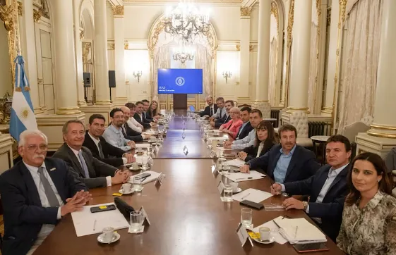 De Loredo con funcionarios