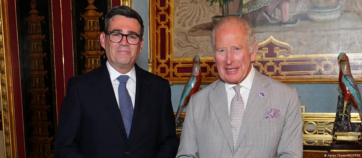 El rey Carlos III, junto al nuevo primer ministro británico, Andy Burnham, en el Palacio de Buckingham.