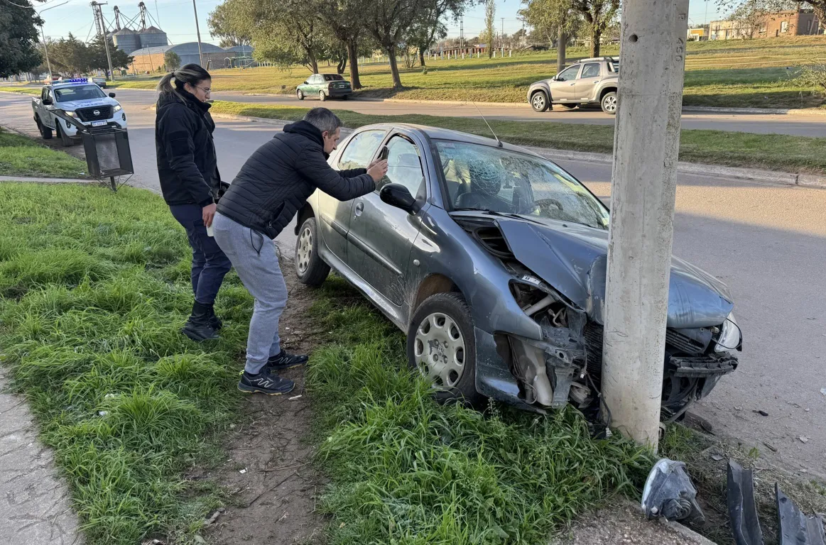 choque peugeot barrio norte 6 FILE