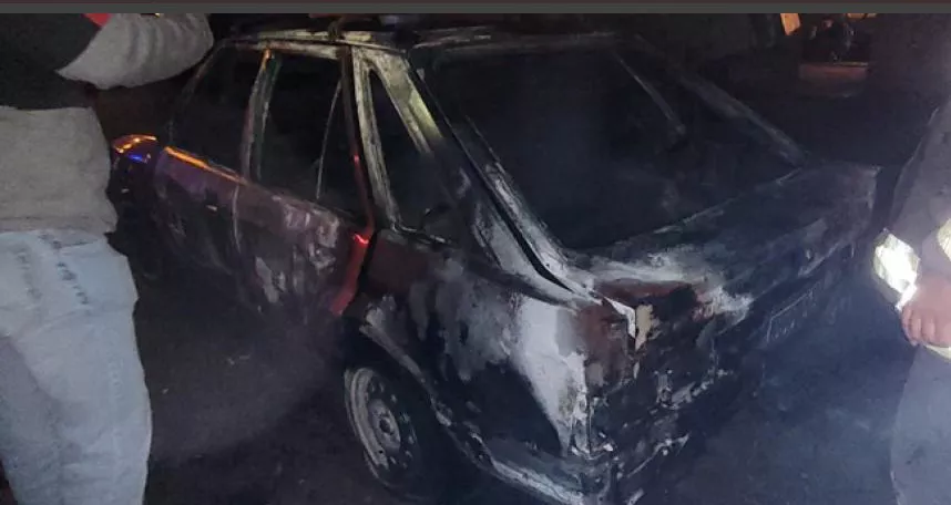 auto incendiado Acha